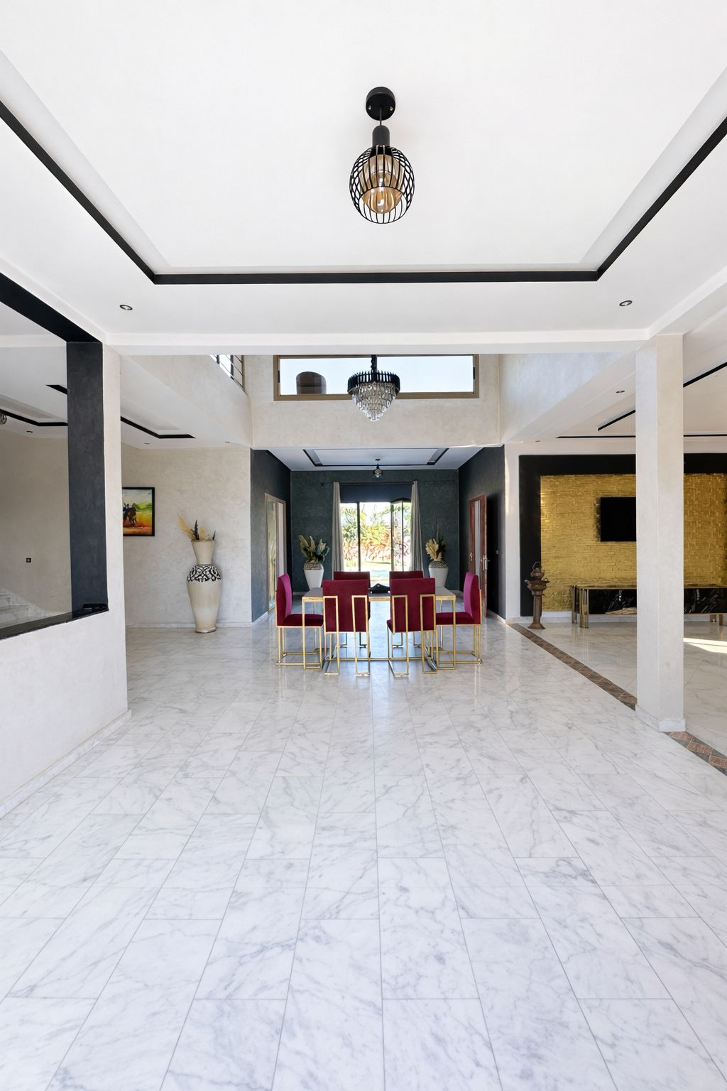 Hall double-hauteur et salle à manger